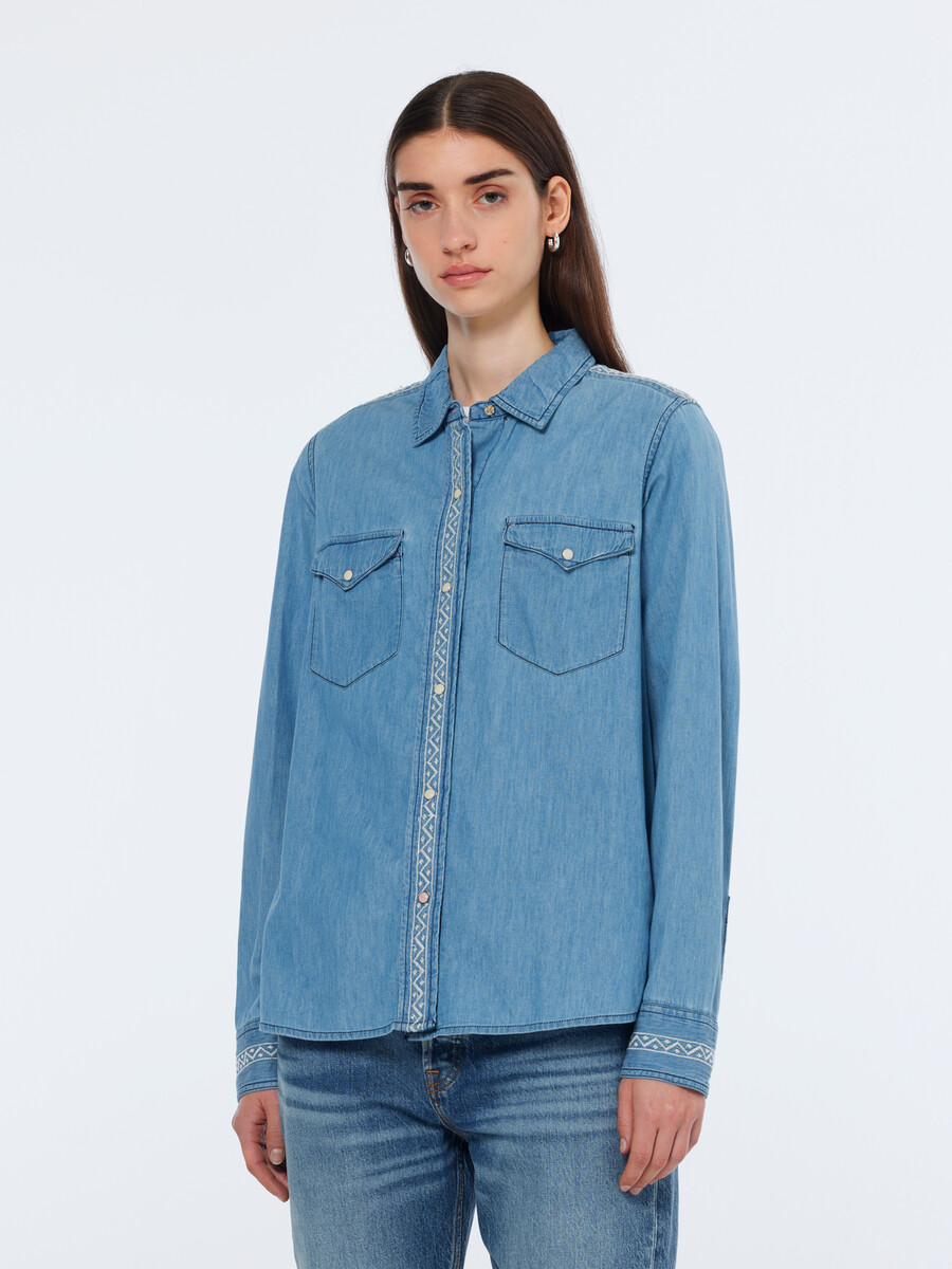 ausgewaschenes leichtes jeanshemd