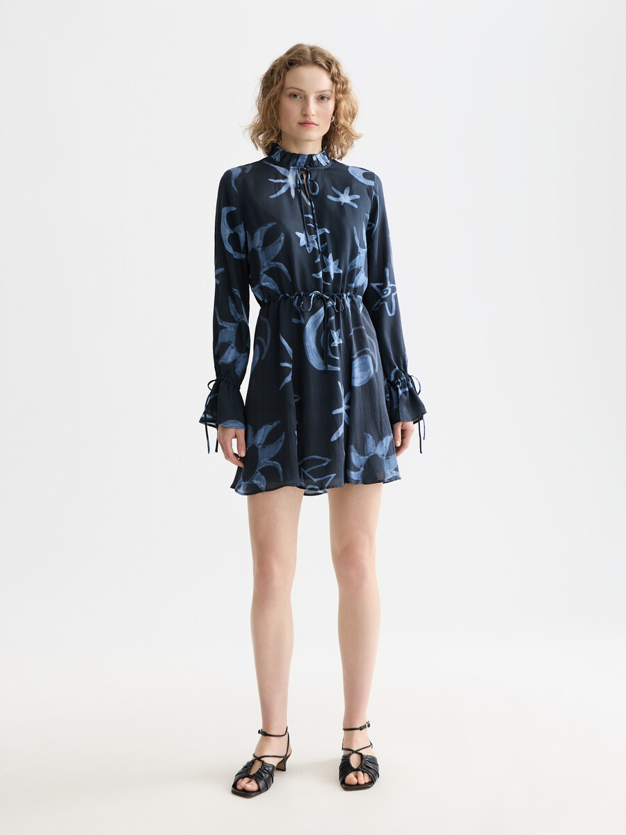 bedrucktes minikleid mit langen ärmeln