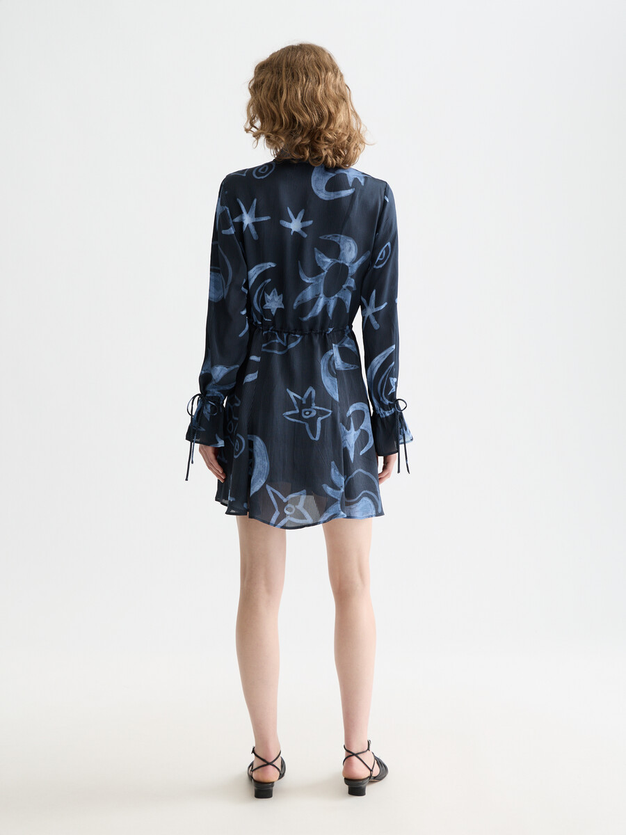 bedrucktes minikleid mit langen ärmeln