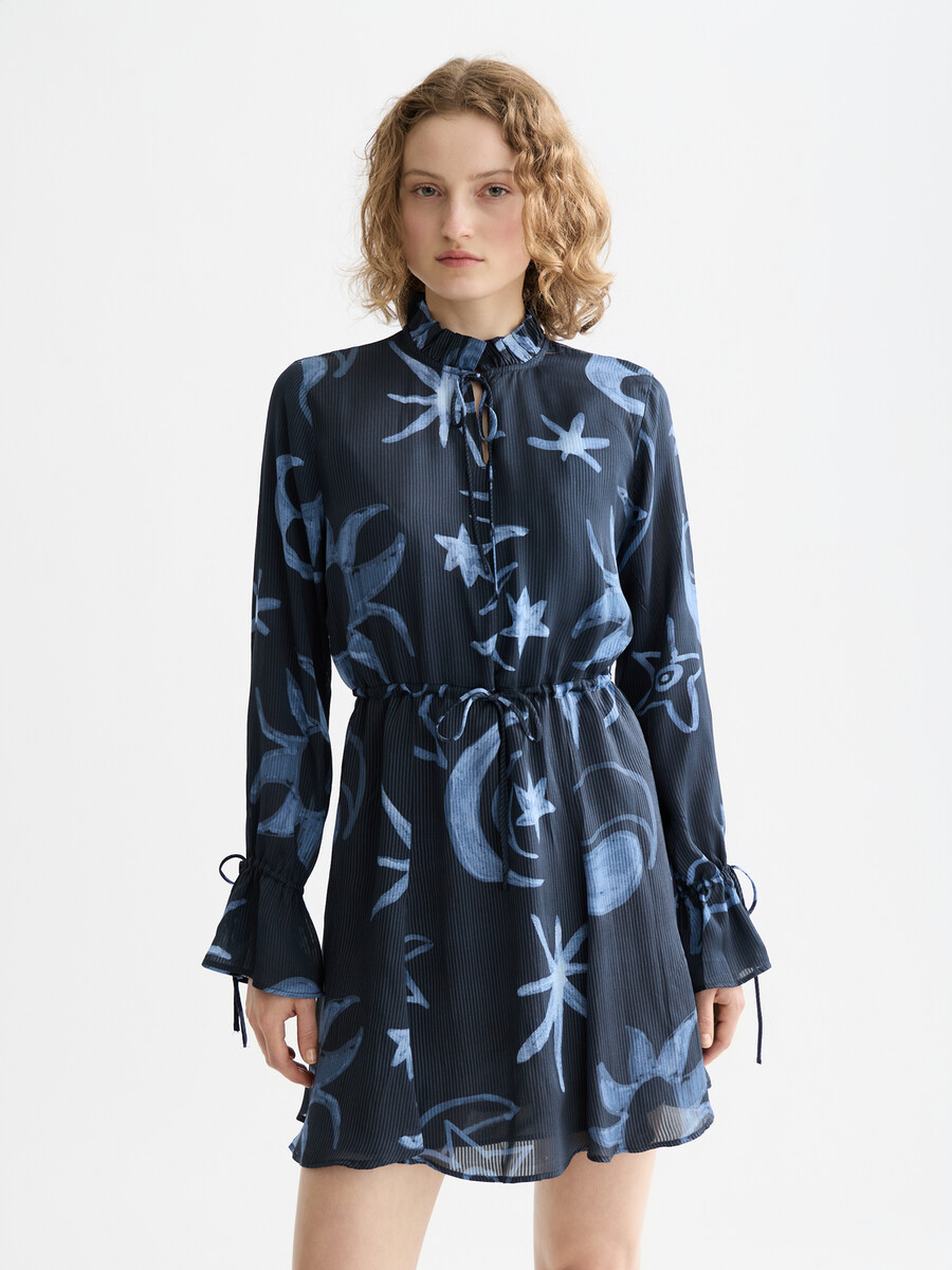 bedrucktes minikleid mit langen ärmeln