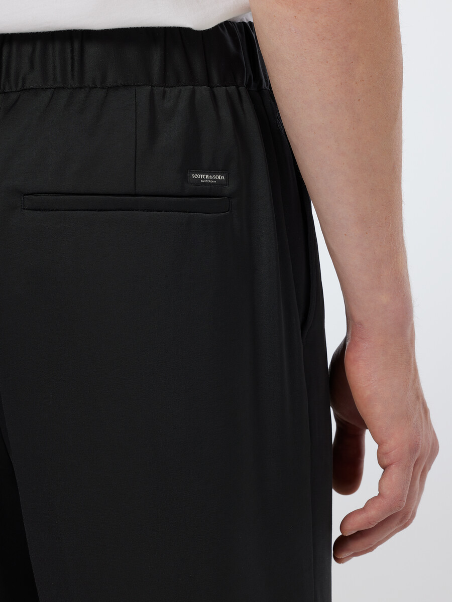jogginghose aus schwerem satin mit lockerer passform