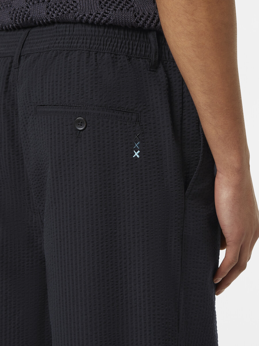plissierte lockere gerade geschnittene jogginghose aus baumwollmischgewebe seersucker.