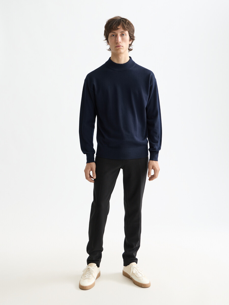 essentials — pullover mit überschnittenen schultern und stehkragen