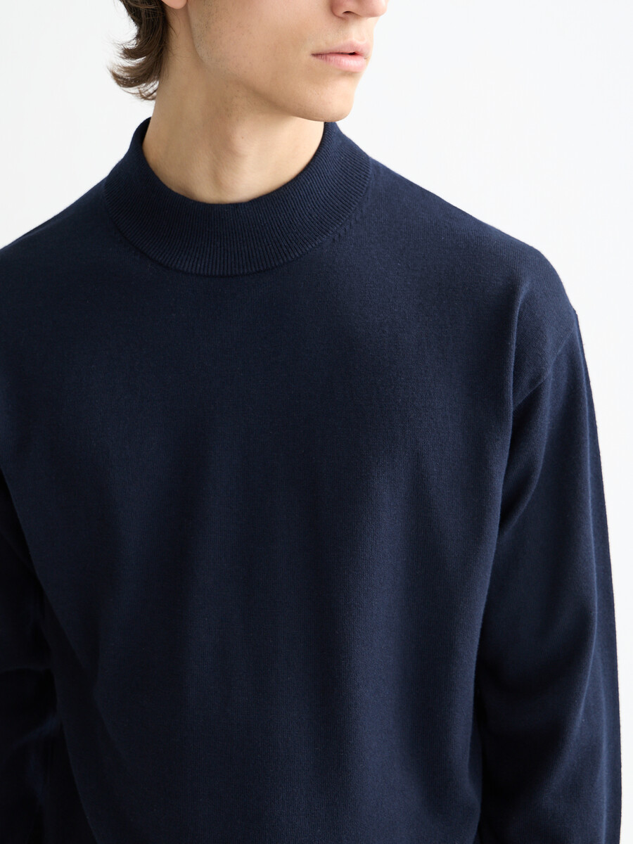essentials — pullover mit überschnittenen schultern und stehkragen