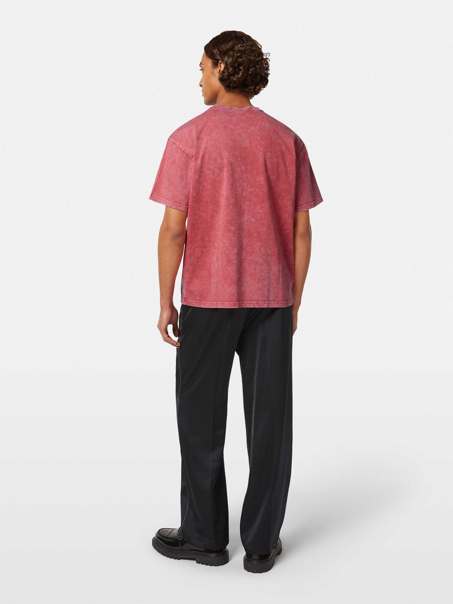gewaschenes t-shirt mit lockerer passform und vordertasche