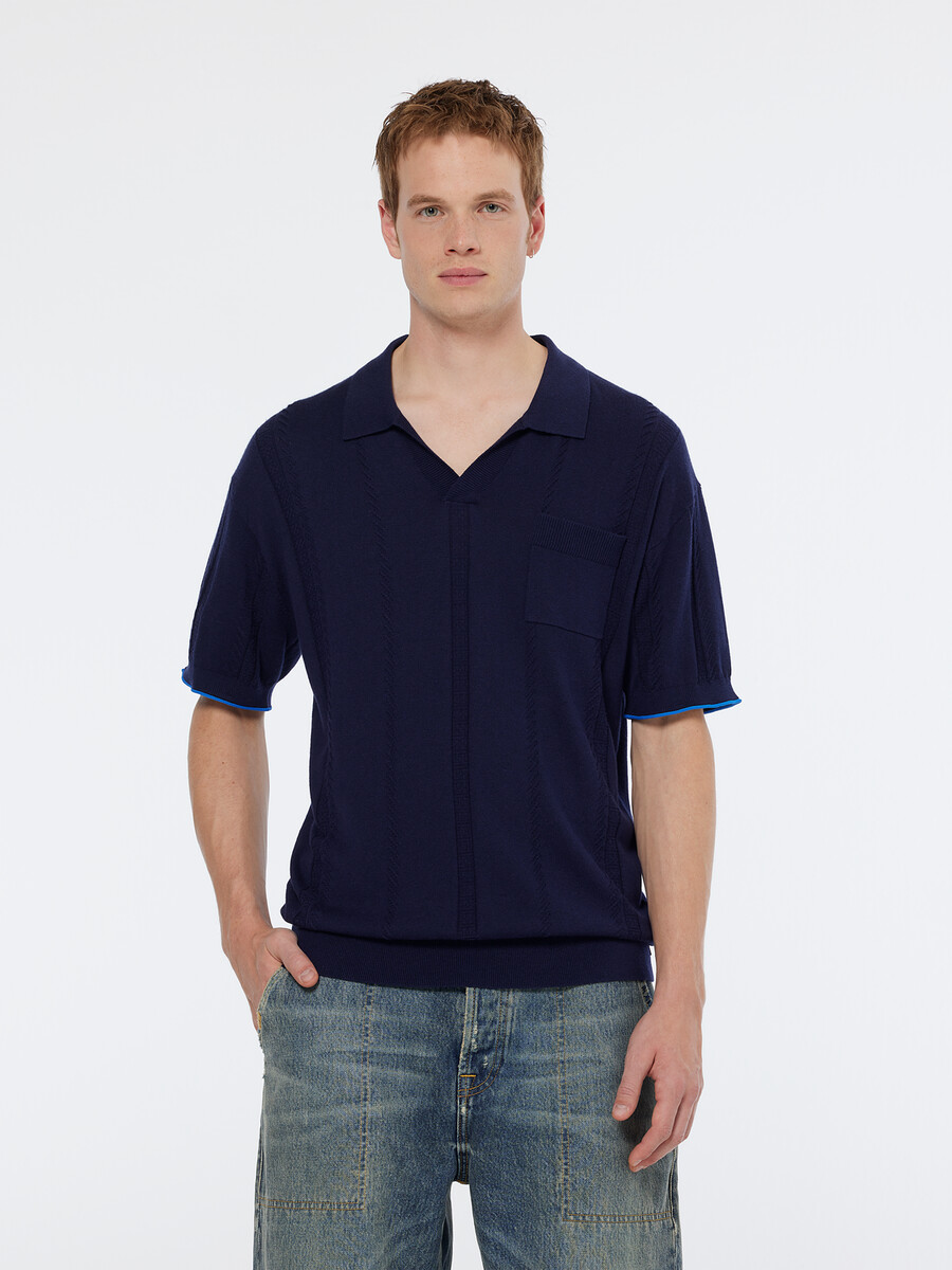 poloshirt aus strick mit v-ausschnitt und lockerer passform