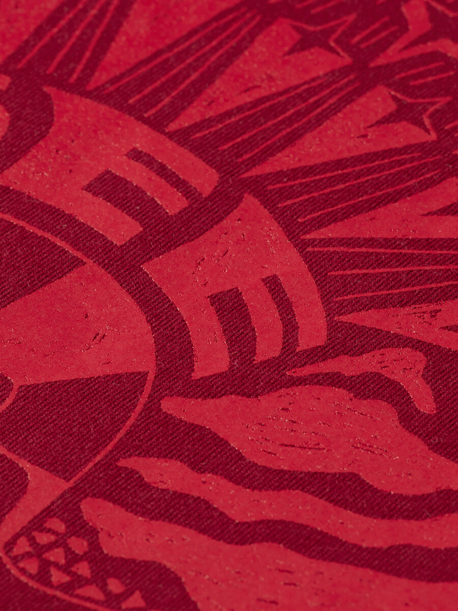 t-shirt mit vorder- und rückseitenmotiv in regulärer passform