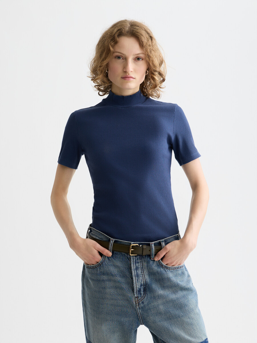 t-shirt mit stehkragen und rippstrick