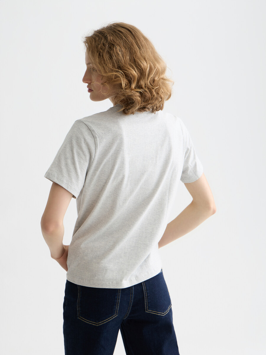 normal geschnittenes t-shirt mit brustmotiv