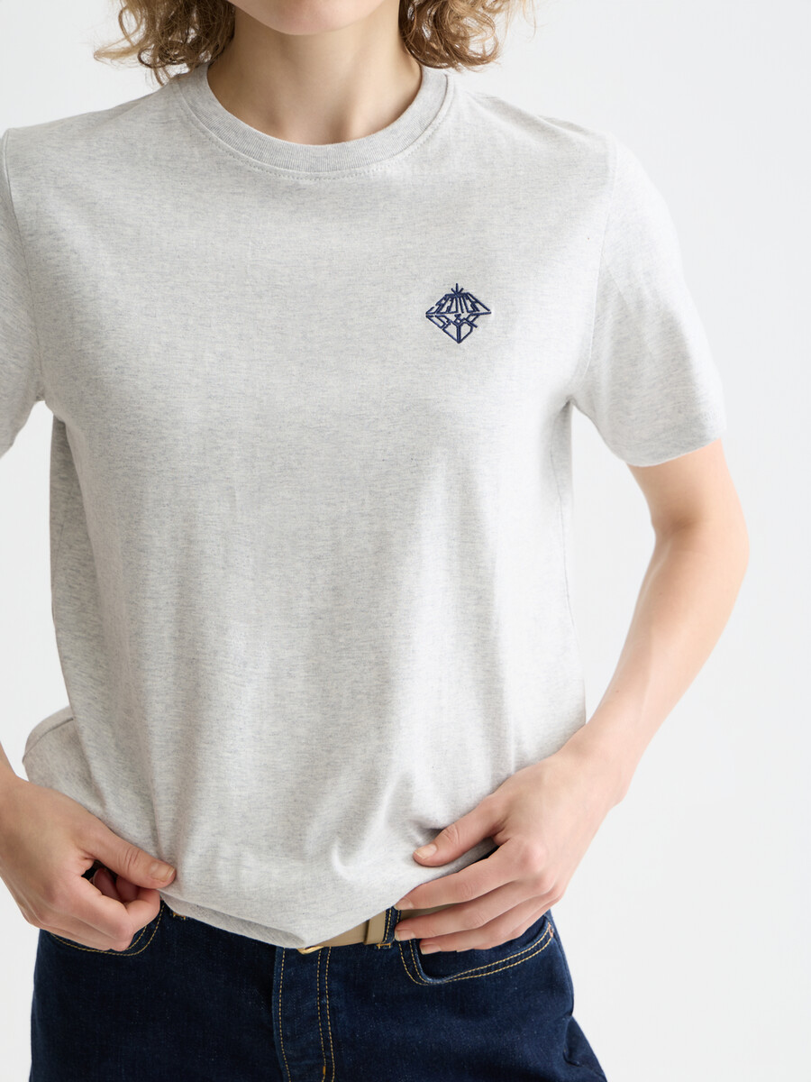 normal geschnittenes t-shirt mit brustmotiv