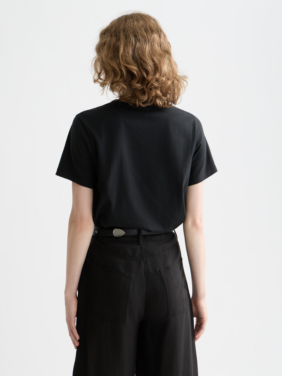 kleines brustmotiv reguläre passform t-shirt
