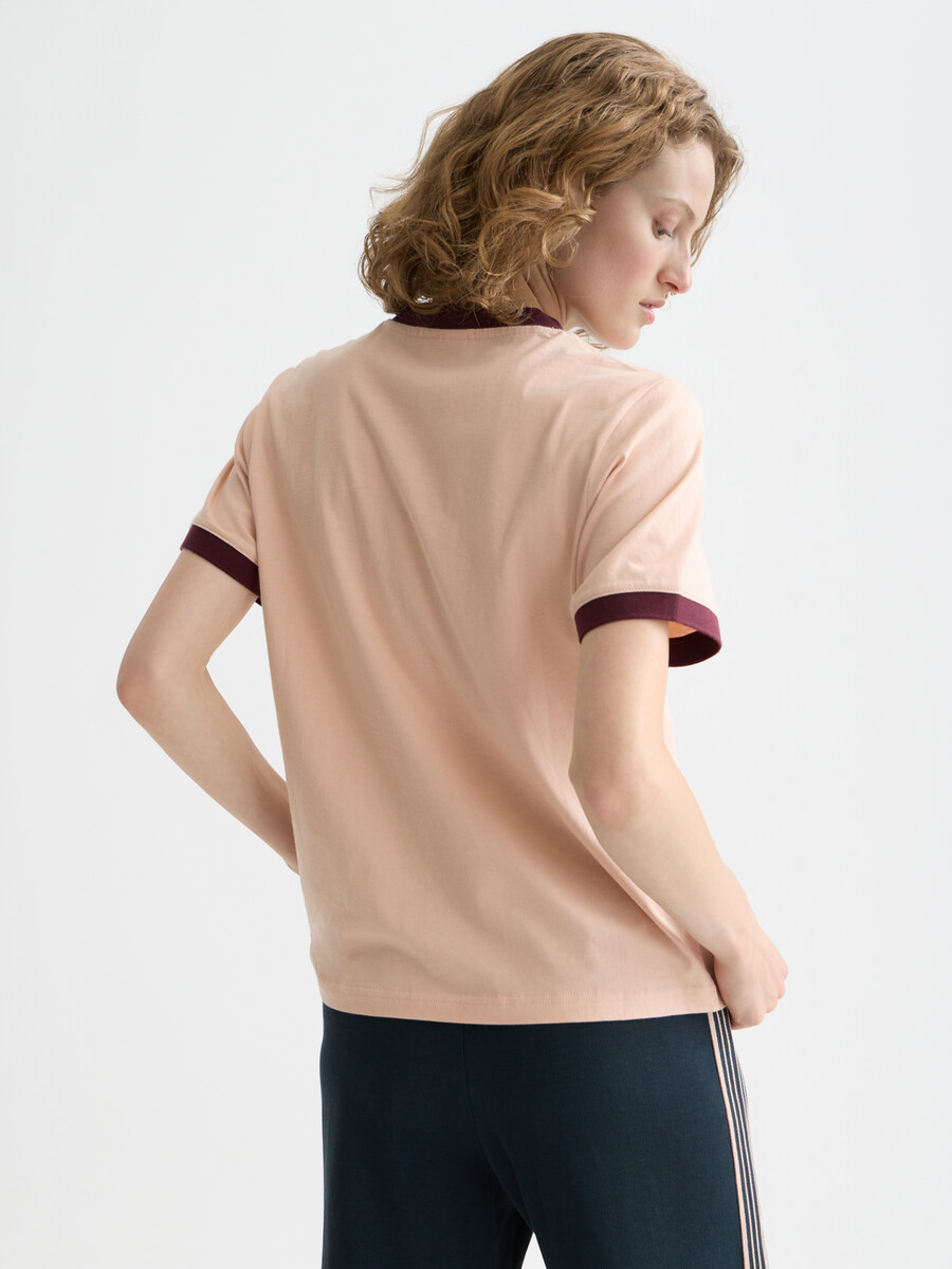 besticktes ringer-t-shirt in regulärer passform
